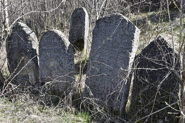 Cel mai vechi cimitir din Europa de Est se află în județul Suceava. Este  cimitirul medieval evreiesc din Siret. Piatra cea mai veche datează din  1560 | Suceava News Online