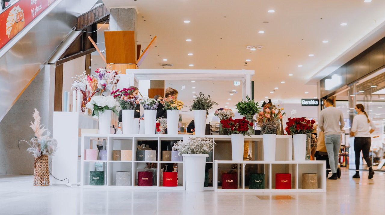 trolley bus jury Size „Bowté – Artă şi flori”, beneficiar al „Go Local”, program de susţinere a  antreprenorilor locali, a inaugurat o florărie în Iulius Mall Suceava |  Suceava News Online