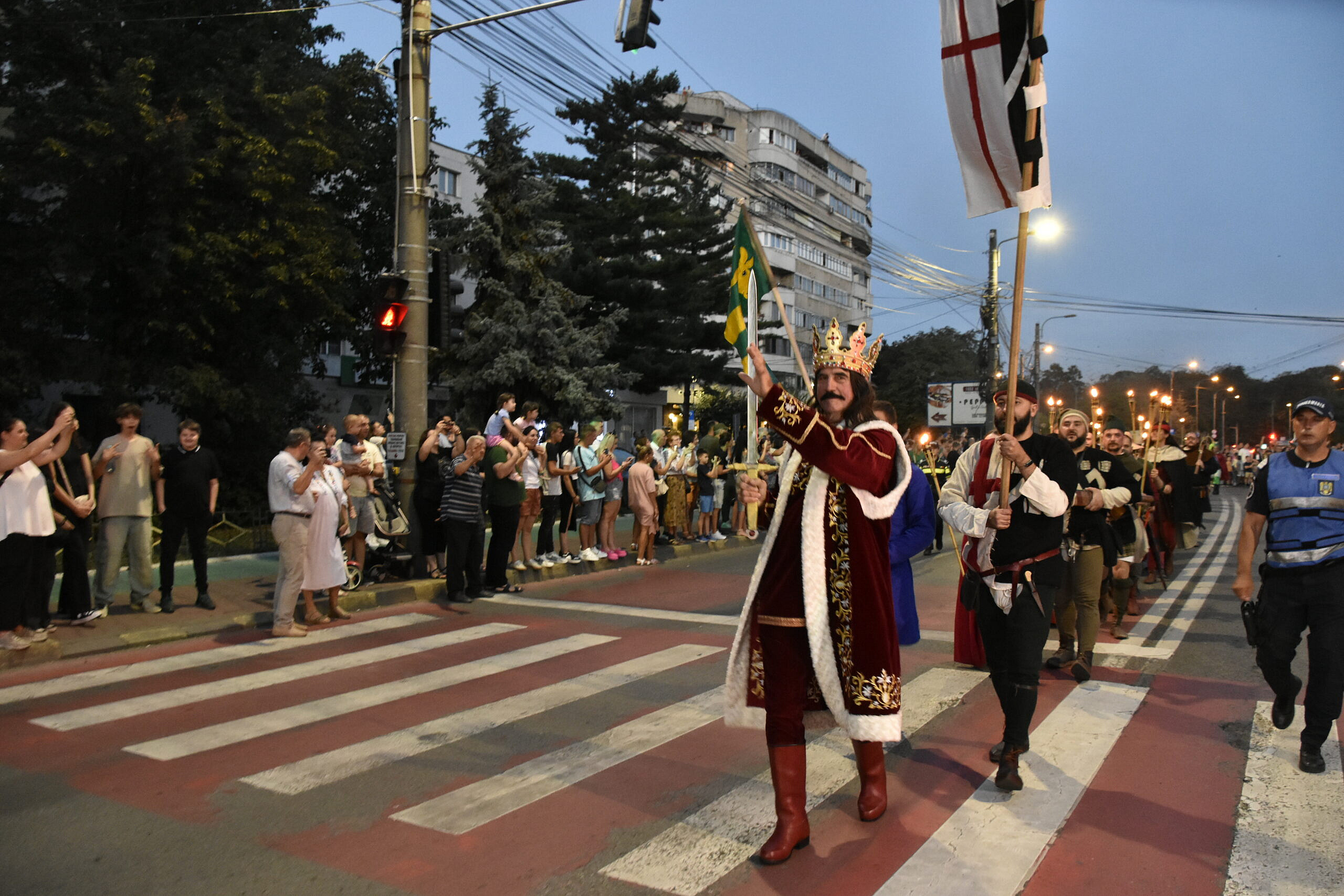 Parada grandioasă a cavalerilor cu făclii deschide Festivalul Medieval de la Suceava. În fruntea alaiului s-a aflat însuși Ștefan cel Mare